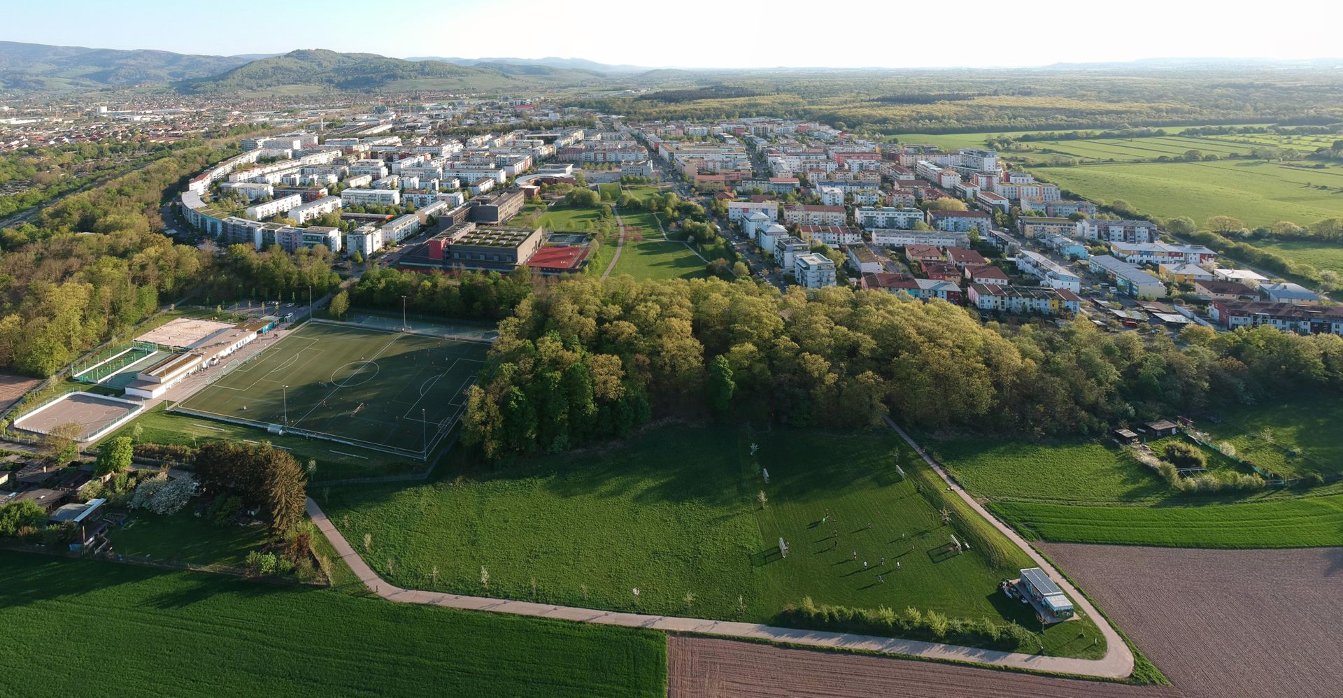 Rieselfeld mit Sportplätzen aus Norden